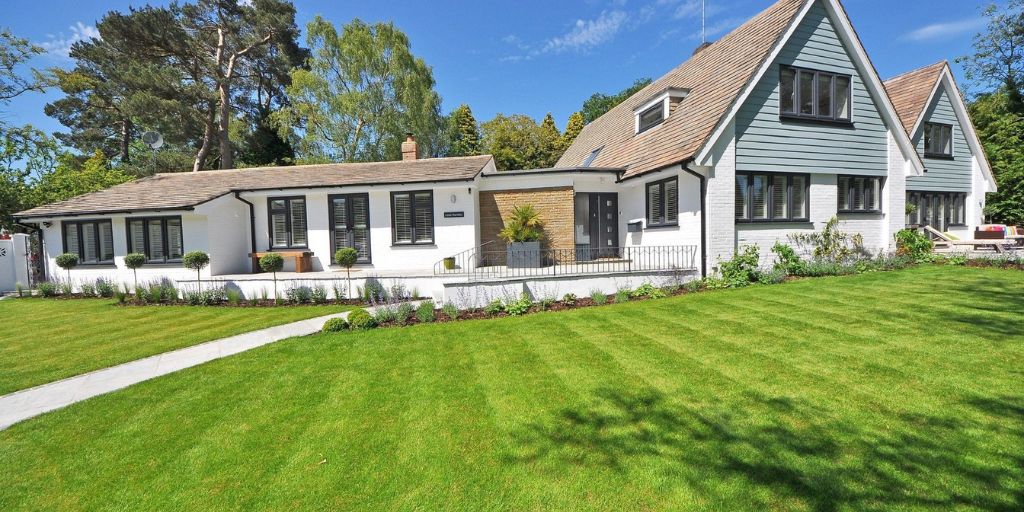 What Should You Keep an Eye Out for When Looking at Roofing Contractor Reviews?